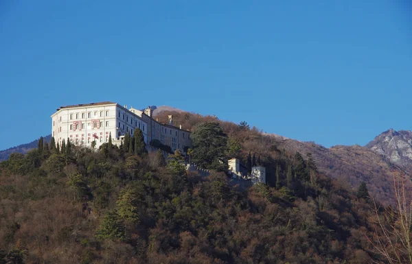 Vista de Castelbrando, una vez feudo de la diócesis de Vittorio Veneto — Foto de Stock