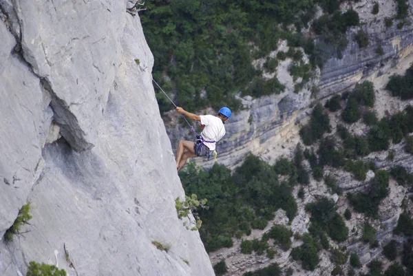 Bir dağcı Verdon, Fransa'nın taşkın duvarlara. — Stok fotoğraf