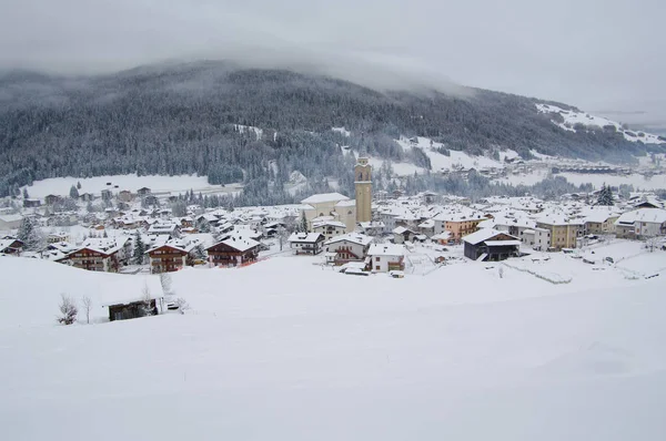 Blick auf Padola Dorf im Winter. Italienische Dolomiten — Stockfoto