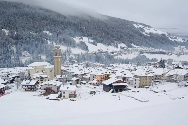 Padola köyünde kış manzarası. İtalyan Dolomites