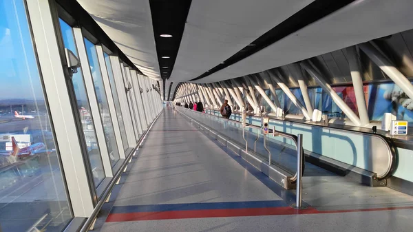 Gatwick A Gatwick Airport, İngiltere - 01 Aralık 2016 - turist geldi