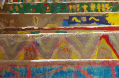 Bonifacio, okulda renkli merdiven tarafından yapılan çizimleri ile 