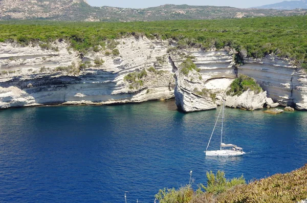 Bonifacio Körfez tekneler için doğal bir liman sunmaktadır. — Stok fotoğraf