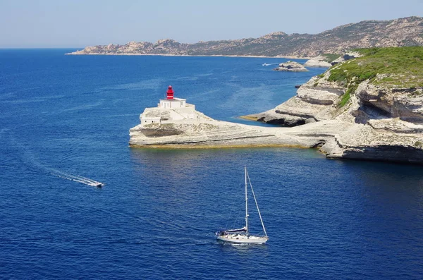 El golfo de Bonifacio ofrece un puerto natural para los barcos. Th — Foto de Stock