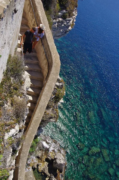 Bajando las escaleras talladas en el acantilado de Bonifacio . — Foto de Stock