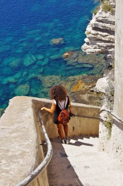 Merdivenlerden inen kayalıklarla Bonifacio oyulmuş