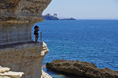 Yürüyüş ve wh boyunca fotoğraf çekmek genç kadın turist