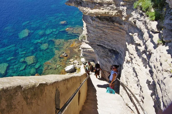 Bajando las escaleras talladas en el acantilado de Bonifacio . — Foto de Stock