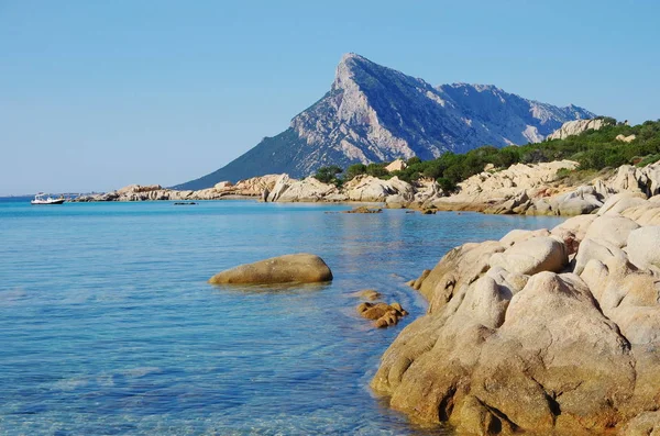 Tavolara 从撒丁岛海岸线美丽的景色. — 图库照片