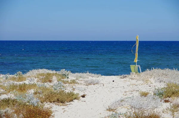 Μοναχική παραλία ομπρέλα ανάμεσα στους αμμόλοφους — Φωτογραφία Αρχείου
