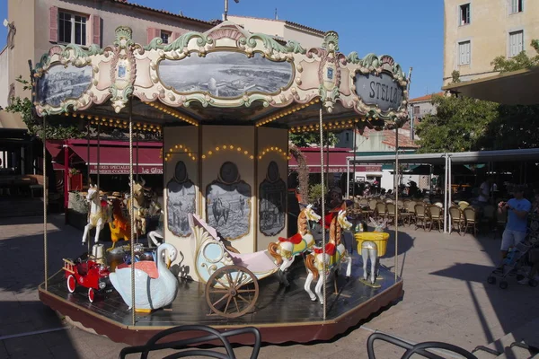  Porto Vecchio, Corsica'deki / daki Kalesi görünümünü.