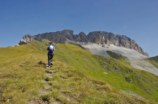 Jeune femme randonnée dans les Dolomites — Photo