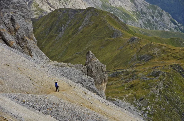 Jeune femme randonnée dans les Dolomites — Photo