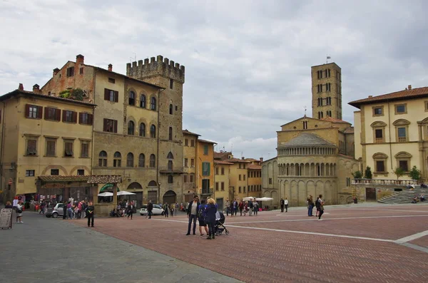 Turisté navštěvují hlavní náměstí Arezzo — Stock fotografie