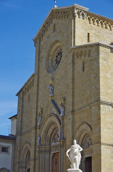 Průčelí katedrály Arezzo je středověký skvost — Stock fotografie