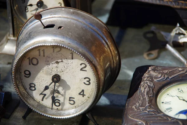 Antike Wecker auf dem Oldtimermarkt — Stockfoto