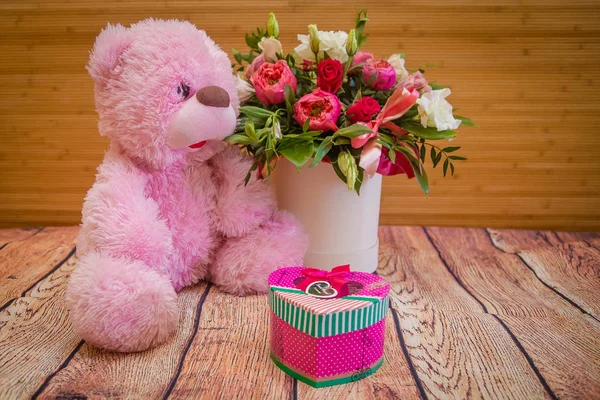 Buquê Flores Bonitas Urso Brinquedo Presente — Fotografia de Stock