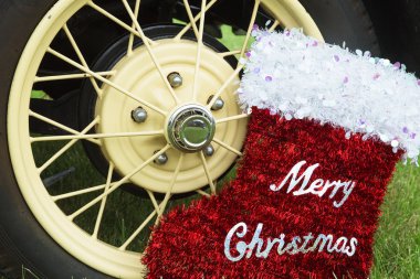 Neşeli Noel Kırmızı çorap süsleme ve bir otomobilin tekerlek, xmas