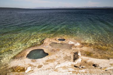 Yellowstone Ulusal Parkı. Göl kıyısındaki şofben. Batı başparmak Şofben Basin,Wy.Usa