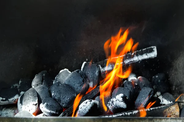 Flammender Holzkohlegrill Mit Offenem Feuer Sommergrillen Grillen Grillen Und Party — Stockfoto