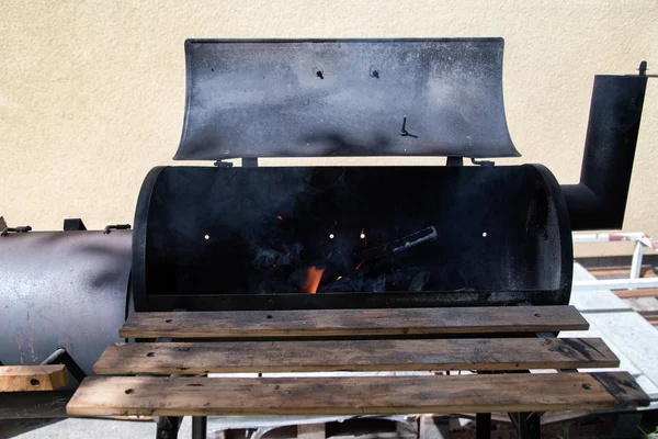 Vintage Drum Barrel Barbecue Carbone Giardino Barbecue Vecchio Con Camino — Foto Stock