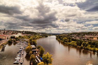 Praha 'nın (Prag) havadan görünüşü, Çek. Prag renkli ve güzel bir Avrupa şehridir. Prag ve Vltava Nehri 'nin Çek mimarisinin güzel bir manzarası vardır. Dramatik gökyüzü arkaplanı.