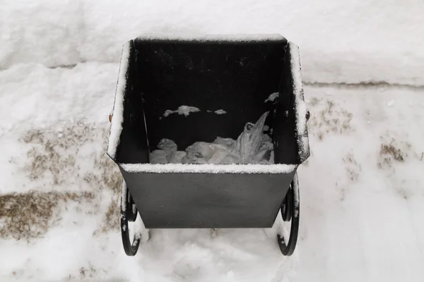 Black Metal Trash Can Snowy Street Modern Garbage Bin Snow — Stock Photo, Image
