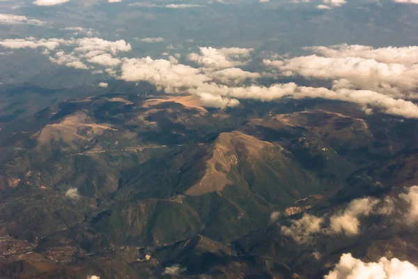 Vista Dal Finestrino Dell Aereo Sulle Montagne Nuvole Bianche Che — Foto Stock