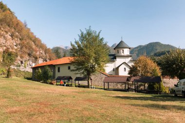  Karadağ 'daki Ortodoks Moraca manastırı. Ortodoks kilisesi manzarası. Sonbahar renkleri.