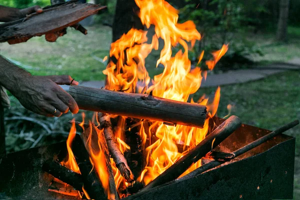 Flammendes Feuerholz Offenen Feuer Mann Legt Holz Ins Grillfeuer Freien — Stockfoto