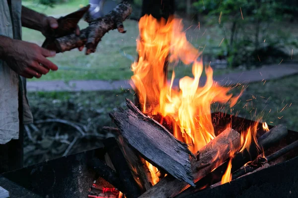 Flammendes Feuerholz Offenen Feuer Mann Legt Holz Ins Grillfeuer Freien — Stockfoto