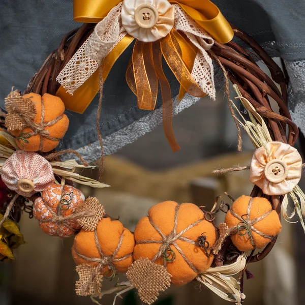 Wreath on the door decorated with textile pumpkins — Stock Photo, Image