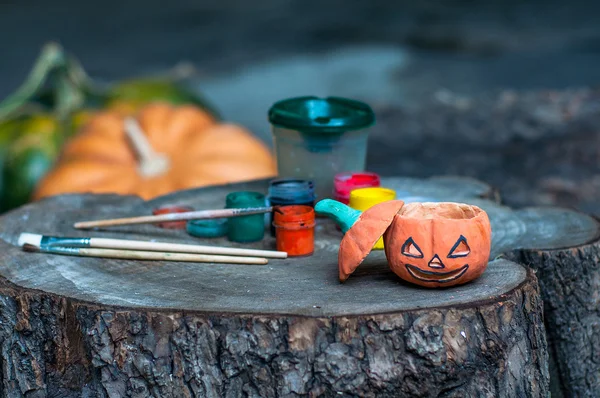 Creativity on the eve of Halloween. Pumpkin, paints, brushes — Stock Photo, Image