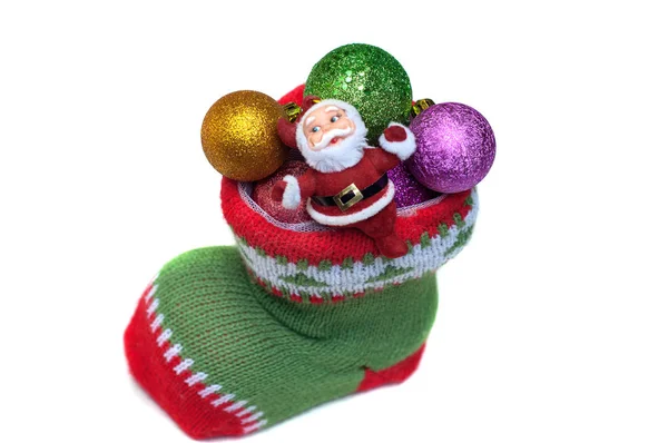 Ручное вязание носка с рождественскими игрушками — стоковое фото