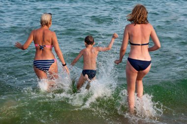 Aile mutlu bir şekilde su deniz çalışır