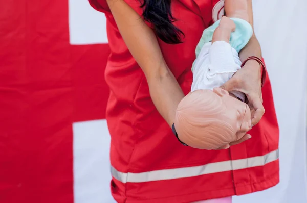Demonstration of first aid rebenkku with choking — Stock Photo, Image