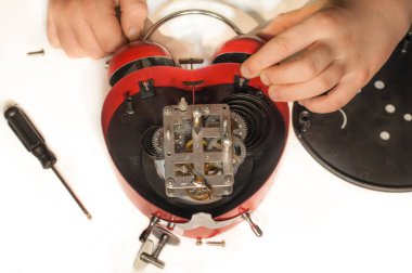 Saatler kalp şeklinde tamir eller.