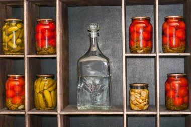 Dekoratif şişe votka ve cam kavanoz konserve sebzeler