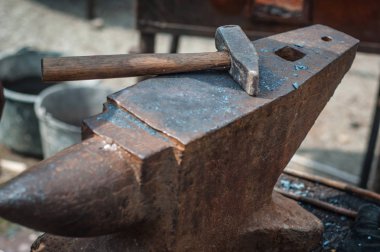 Çekiç ve örs. Demirci Atölyesi