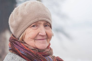60 yıl içinde büyük sevimli sarışın kadın