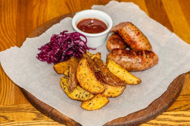 Ev yapımı sosis, salata ve sos ile fırında patates hizmet