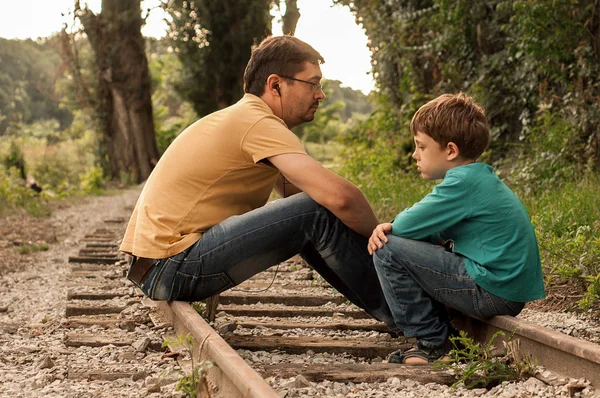 Padre e hijo, las discusiones serias son al aire libre — Foto de Stock