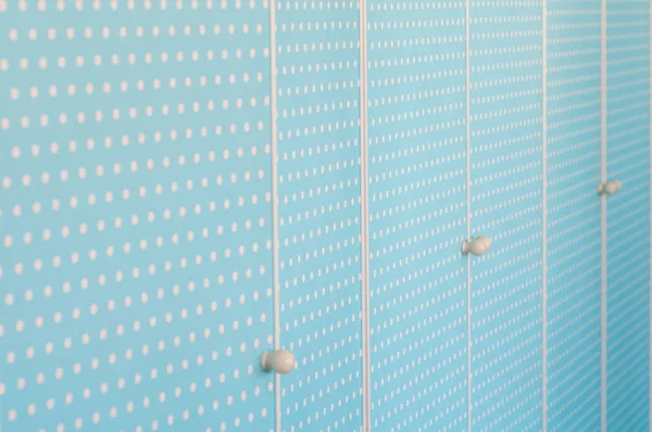 Pintu loker dengan titik-titik polka dengan pegangan — Stok Foto