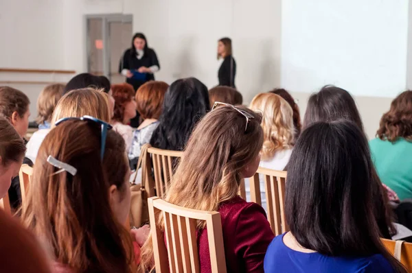 A group of girls listen to a lecture — Stock Photo, Image