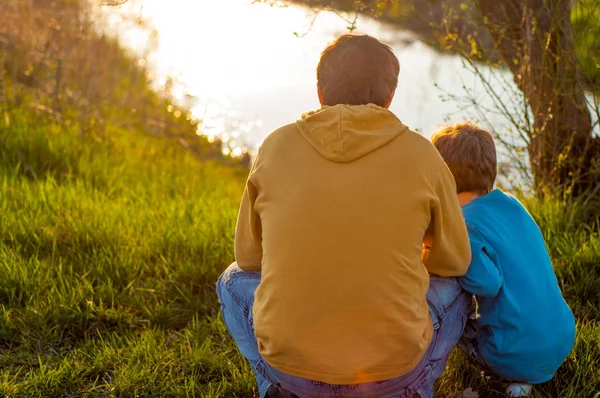 Padre e hijo pasan tiempo juntos en el estanque — Foto de Stock