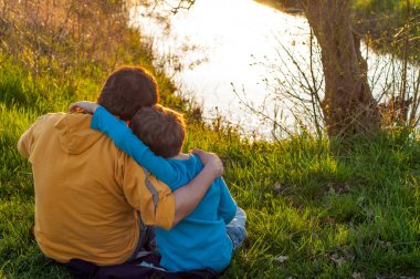 Baba ve oğul gölette sarılıyorlar