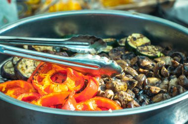 Bir nikilated tava üzerinde ızgara sebze