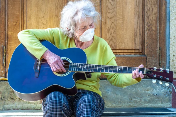 Abuela Mujer Años Con Máscaras Respiratorias Protectoras Porche Casa Toca —  Fotos de Stock