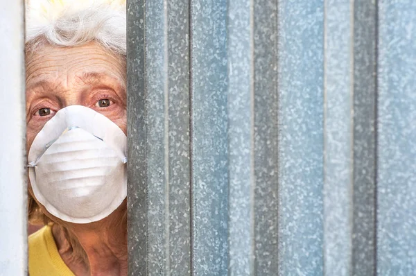 Una Abuela Asustada Con Una Máscara Respiratoria Asoma Por Hueco —  Fotos de Stock