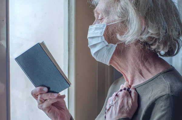 Una Anciana Con Una Máscara Respiratoria Médica Cerca Ventana Reza —  Fotos de Stock